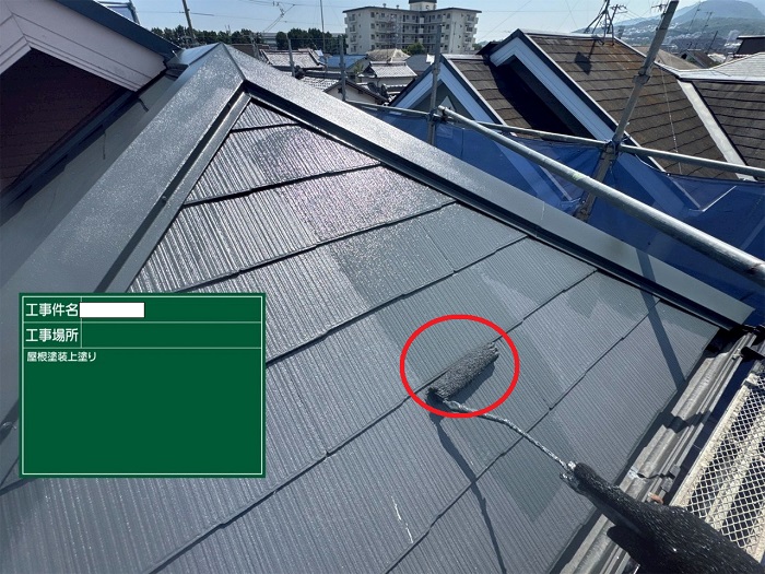 西宮市で屋根塗装工事として遮熱塗料を使用する現場で上塗り