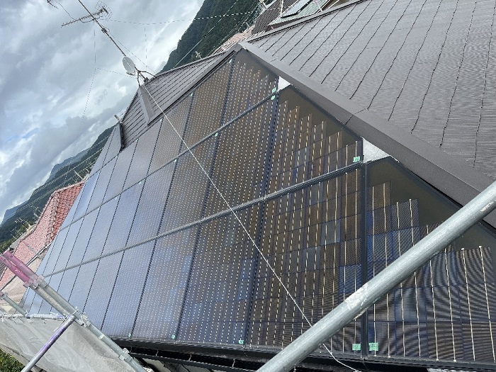 川西市で太陽光パネル脱着の屋根カバー工事を行う前のスレート屋根