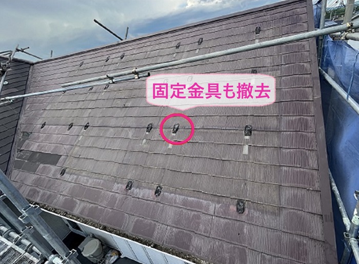 神戸市北区の重ね葺きでソーラーパネルを撤去して固定金具も撤去している様子