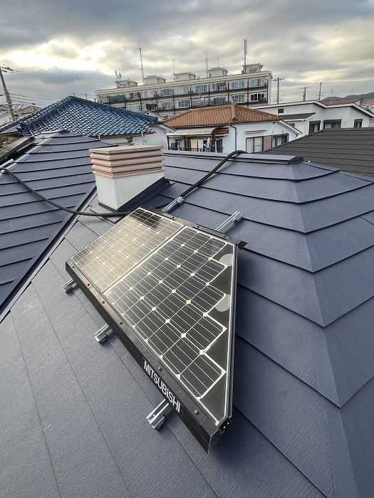 三田市で太陽光パネル脱着が必要なスレート屋根へのカバー工法を行った後の様子