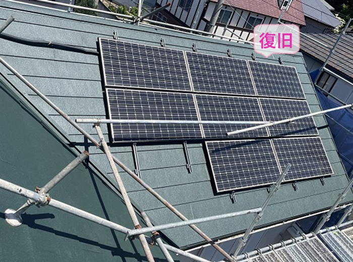 神戸市北区の重ね葺きで撤去してたソーラーパネルを復旧している様子
