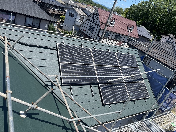 神戸市北区　急勾配で太陽光パネル脱着が必要な屋根カバー工事を行った後の様子