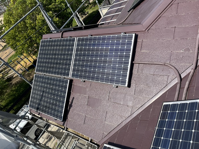 三木市で太陽光パネル設置のスレート屋根へカバー工法した後の様子