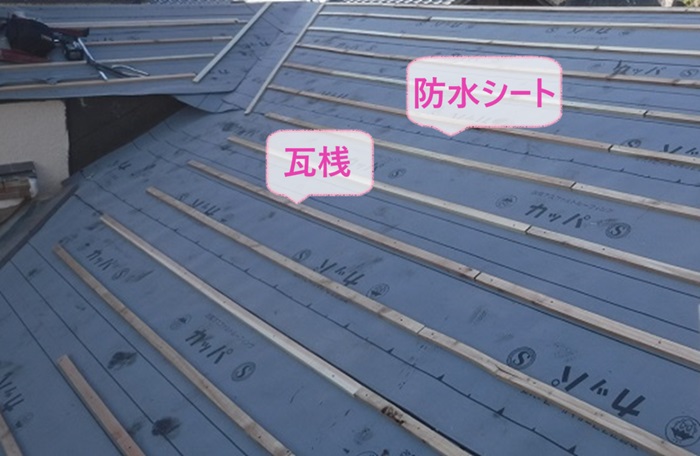 加古郡播磨町の改修工事で防水シートを貼った上に瓦桟を取り付けている様子