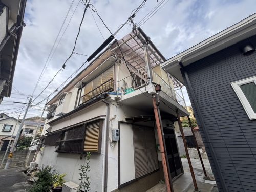 波板を交換した建物外観