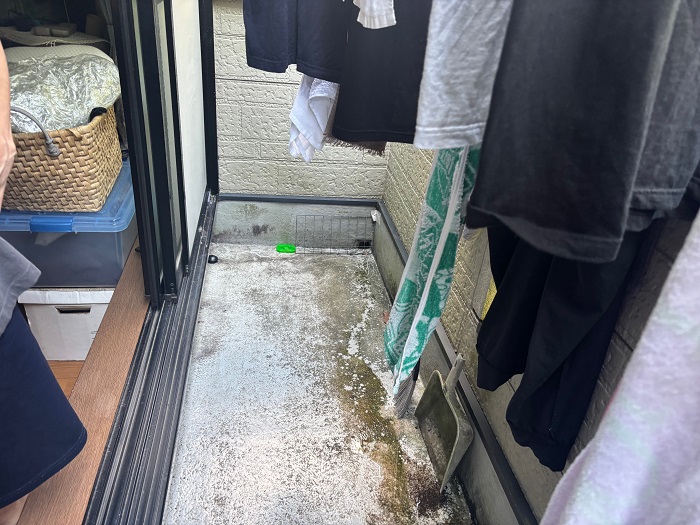 明石市で雨漏りにより下地が腐食しFRP防水を改修工事する前の様子