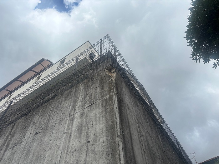 川西市でコンクリート基礎の欠損補修として軽量モルタルを使用する前の様子