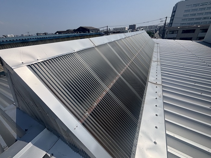 尼崎市で工場の暑さ対策として明り取りの波板にカバー工事する前の様子