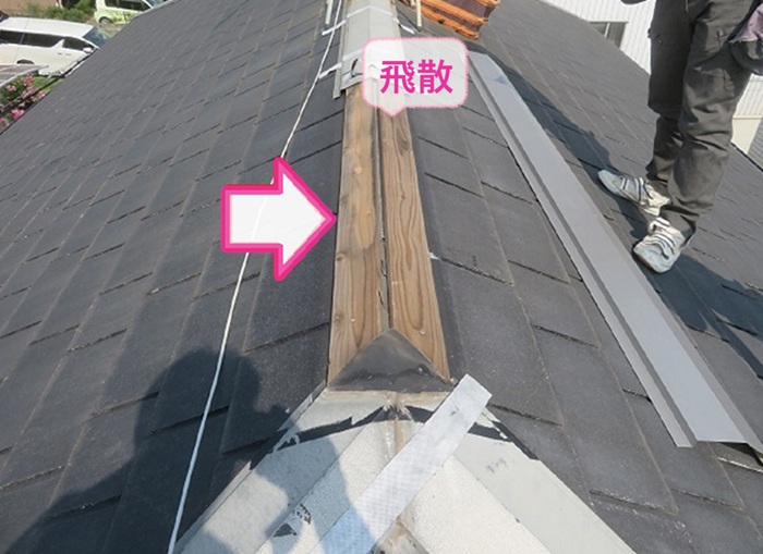 神戸市兵庫区で強風被害で屋根板金の一部が飛散している様子