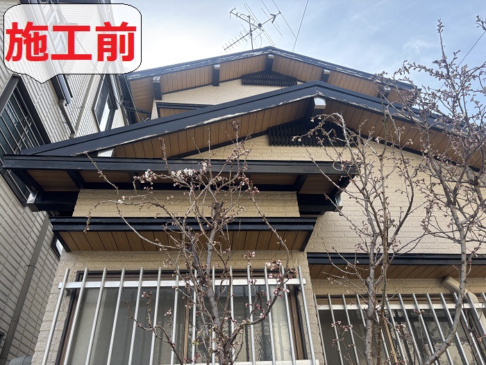 神戸市西区で塗装不可な木製破風板へガルバリウム鋼板をカバーする前の様子