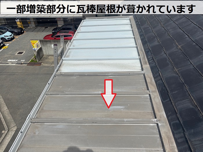 瓦棒屋根が葺かれている様子