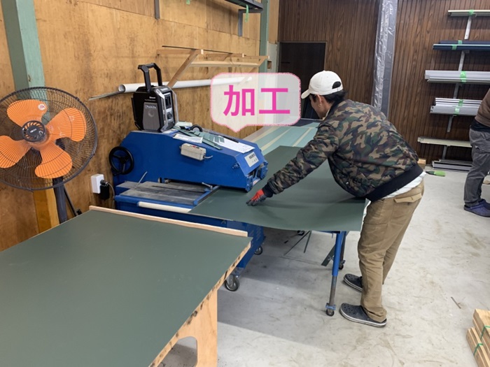 神戸市北区の笠木メンテナンス工事で使用するガルバリウム鋼板を加工している様子
