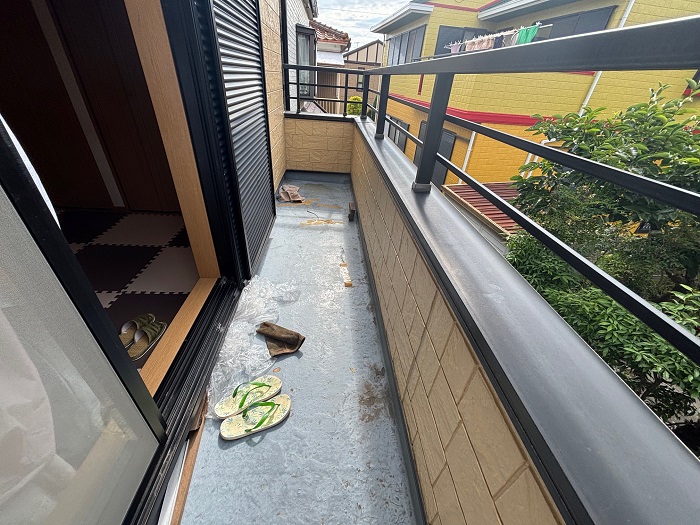 下地が腐食したベランダ
