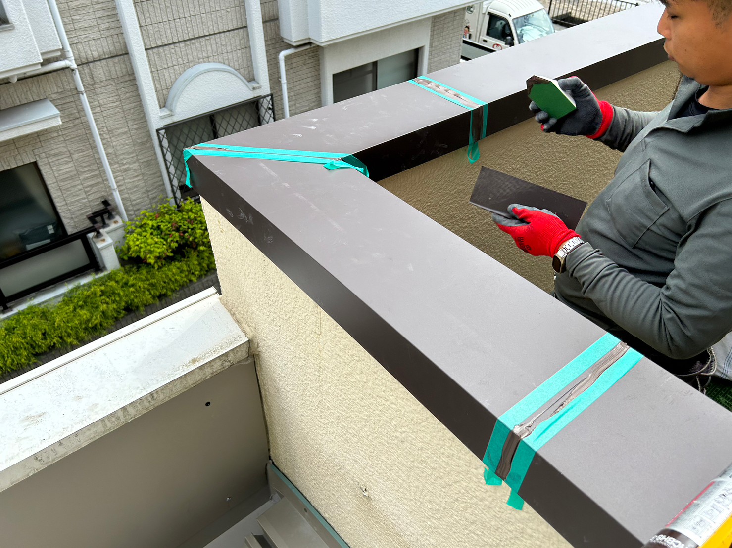 西宮市 バルコニーの笠木修理！錆に強いガルバリウム鋼板へ交換 | 神戸、明石市で屋根工事、屋根リフォームなら街の屋根やさん神戸西店