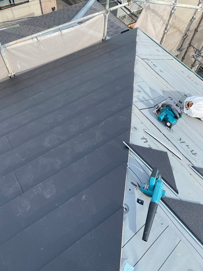 スレート屋根へのカバー工法でIG工業スーパーガルテクトを葺いている様子