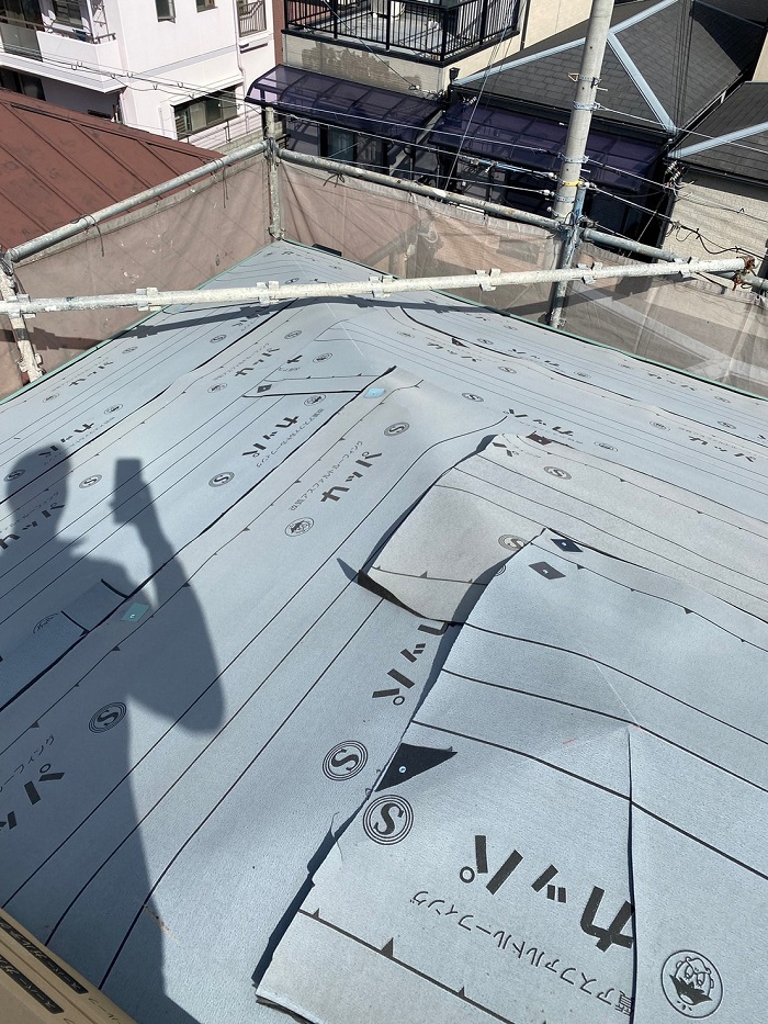 神戸市兵庫区のスレート屋根カバー工法で防水シートを貼った様子
