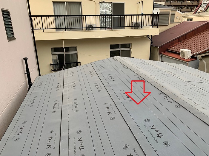 神戸市屋根カバー工事事例　トタン屋根への防水シート貼り
