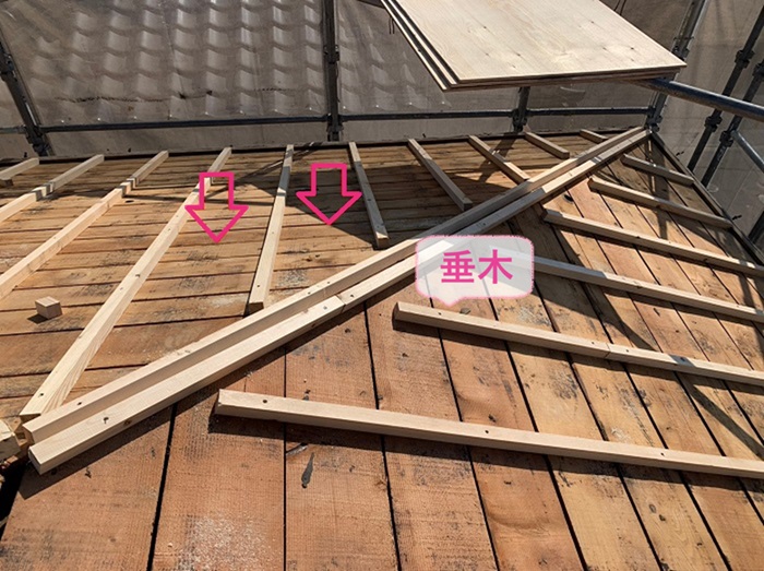 明石市で屋根改修工事をする屋根に垂木をビスで固定している様子