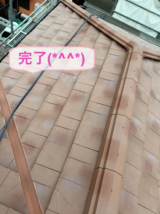 明石市で屋根改修工事をする屋根に棟瓦を取り付けて防災瓦への貼り替えが全て完了した現場の様子