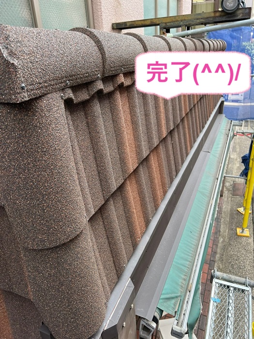 神戸市中央区で洋風な屋根材を用いた店舗の屋根改修工事が完了した現場の様子