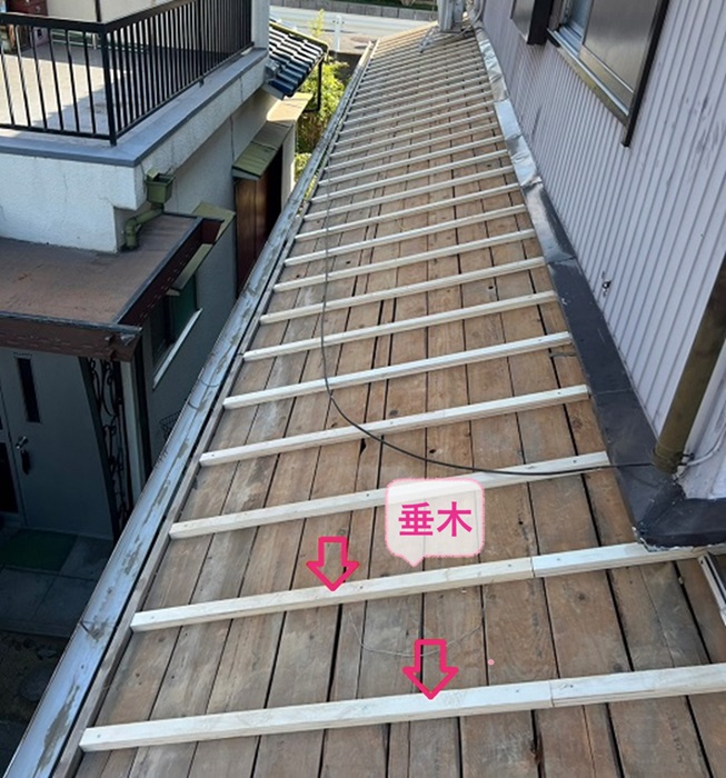 姫路市の戸建ての下屋根の貼り替えで垂木を取り付けている様子