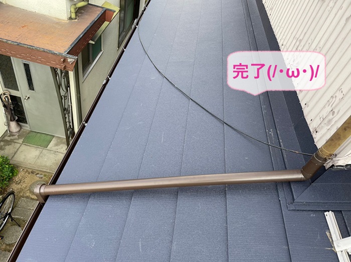 戸建ての下屋根を陶器瓦から金属屋根へ貼り替えが完了した現場の様子