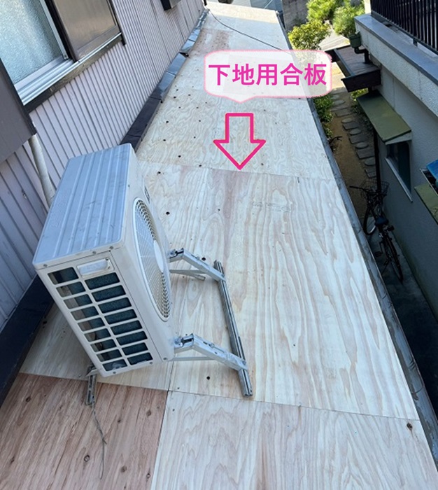 姫路市で戸建ての下屋根の貼り替えで下地用合板を貼っている様子