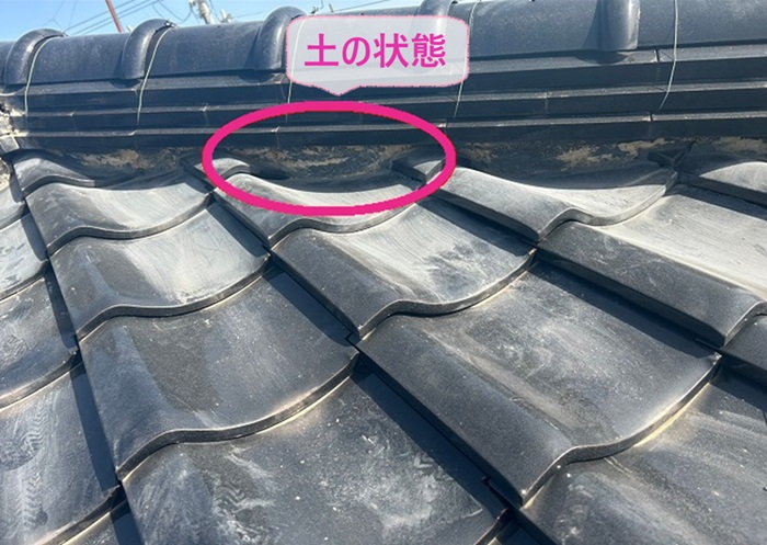 屋根漆喰のメンテナンスで土の状態になるまでキレイに漆喰を撤去した様子