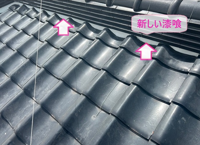 屋根漆喰のメンテナンスで新しい漆喰を打設している様子