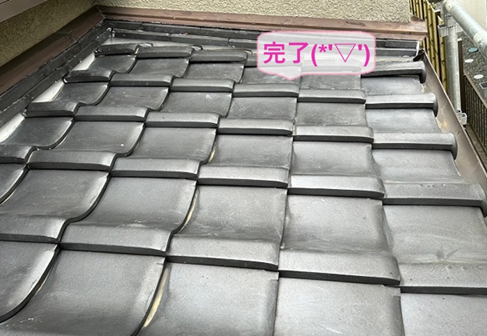 神戸市北区の釉薬瓦を再利用して防水シートを貼り替えた雨漏り修理が完了した現場の様子