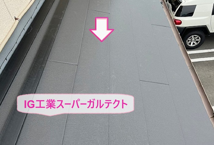 加古郡播磨町の下屋根リフォームで金属屋根のIG工業スーパーガルテクトを葺いている様子