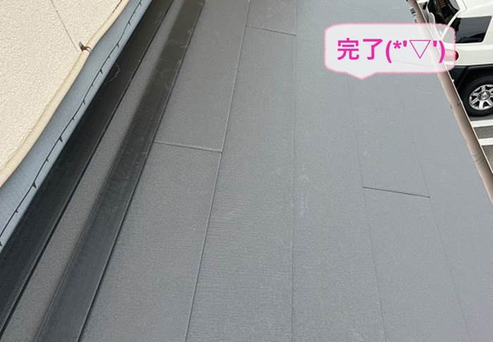 加古郡播磨町の2階建て木造戸建てで金属屋根を使用した下屋根リフォームが完了した現場の様子