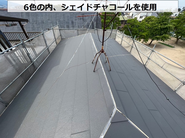 ガルバリウム鋼板屋根材のスーパーガルテクトでシェイドチャコールを使用