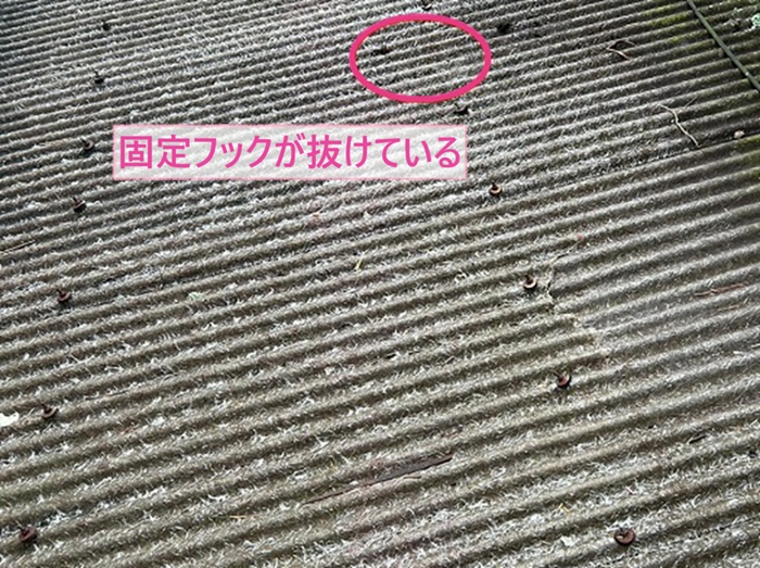 資材置き場屋根の波板交換で既存の固定フックが抜けている様子