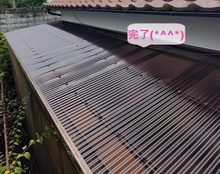 加古郡稲美町で資材置き場屋根を新規ポリカ波板へ交換が完了した現場の様子