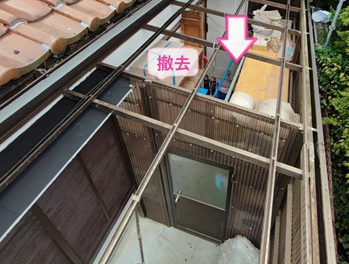 資材置き場屋根の波板交換で既存の波板を撤去している様子