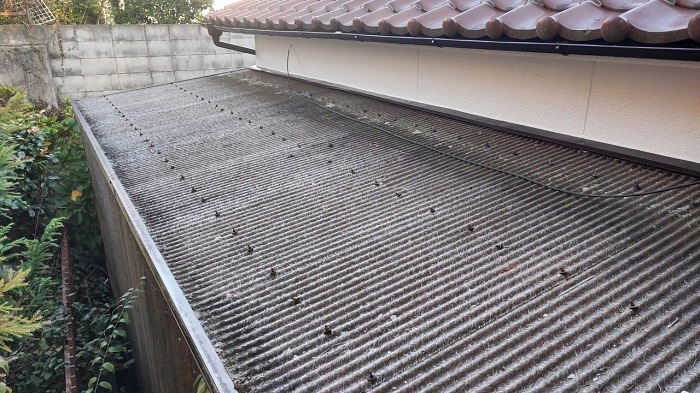 加古郡稲美町で物置屋根のポリカ波板貼り替えを行う前の様子