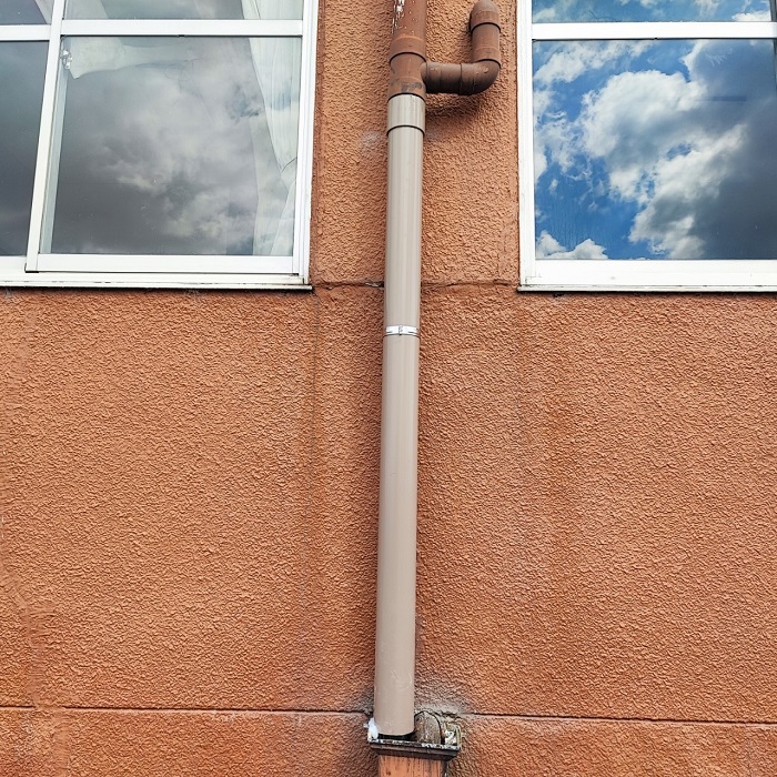 部分補修した竪樋