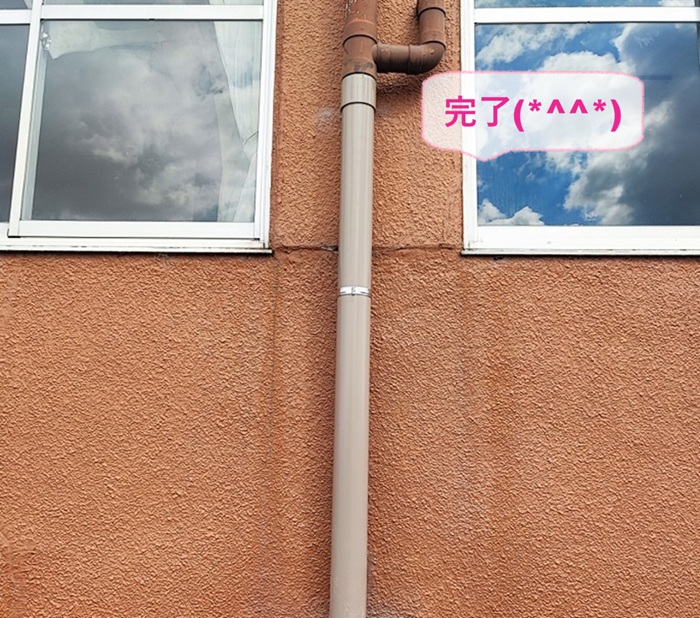 加東市の店舗建物で割れた雨樋の部分取り替え工事が完了した現場の様子