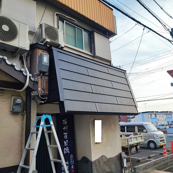 加古川市で老朽化した店舗の屋根瓦を改修工事した後の様子