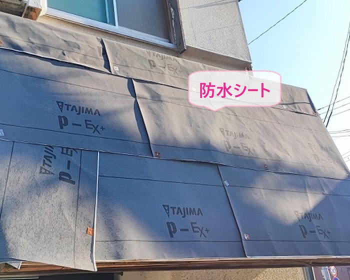 店舗瓦屋根の葺き替え工事で防水シートを貼っている様子