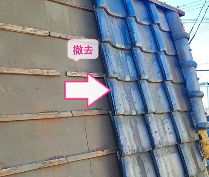 店舗瓦屋根の葺き替え工事で既存の瓦屋根を撤去している様子