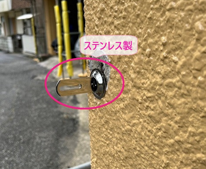 縦パイプの交換修理で新しいステンレス製の足を取り付けている様子