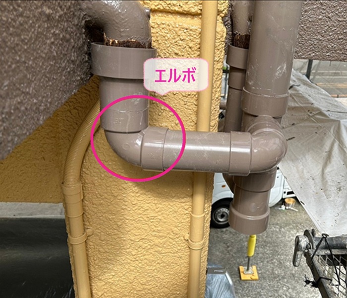 雨樋縦パイプの交換修理で必要箇所にエルボを取り付けている様子