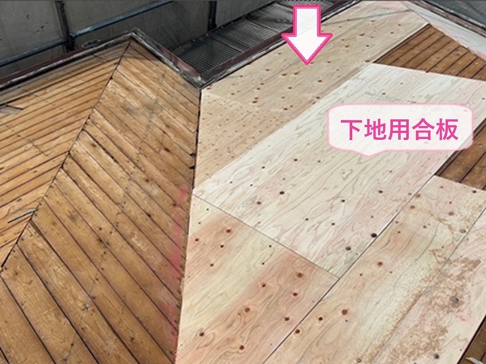 瓦葺き替え工事で下地用合板を貼っている様子