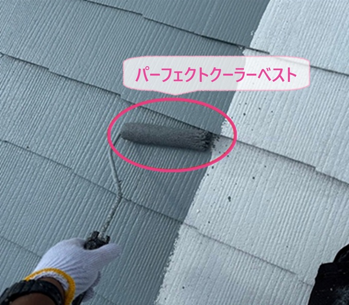 化粧スレートの塗り直しで高日射反射率塗料のパーフェクトクーラーベストを塗っている様子
