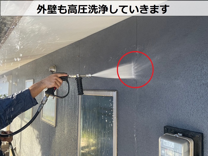 姫路市で遮熱塗料を用いて色褪せたスレート屋根への屋根塗装工事で外壁洗浄