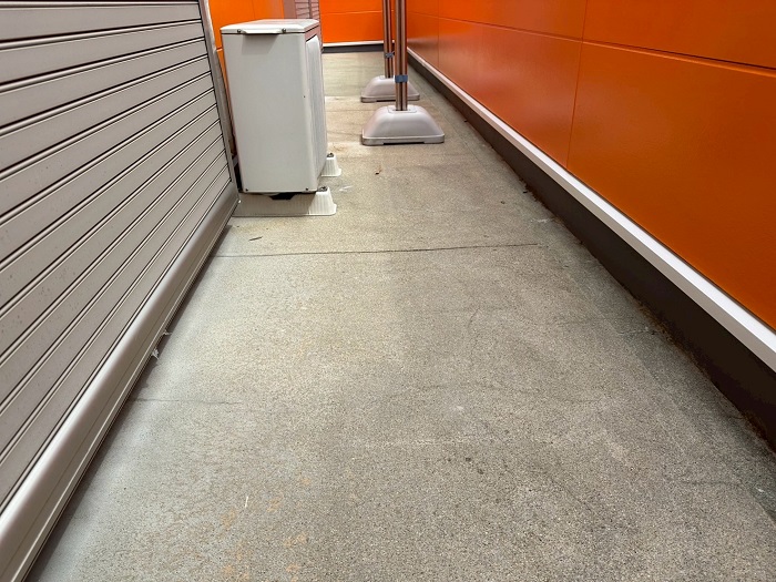 膨れやひび割れのあるベランダ