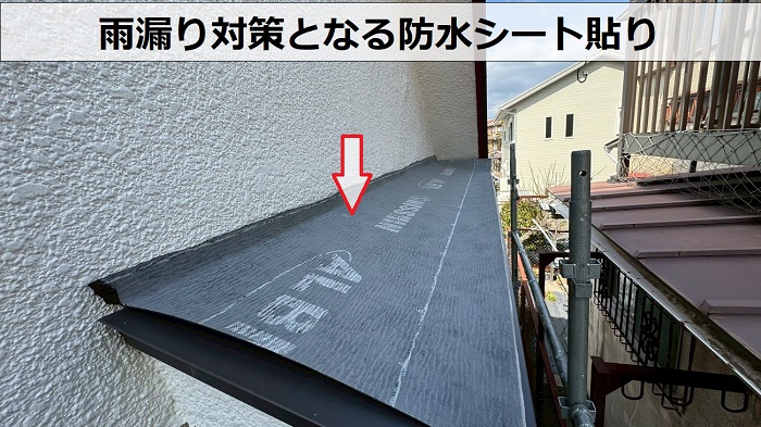 加西市で2階窓上の浮いた庇屋根修理でガルバリウム鋼板をカバーする現場で防水シート貼り