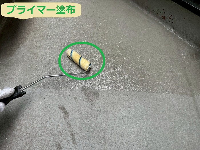 加西市でベランダ防水のメンテナンスとしてタフシールトップを使用する現場でプライマー塗布